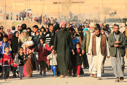 Displaced people who fled Hammam al-Alil, south of Mosul, head to safer territory