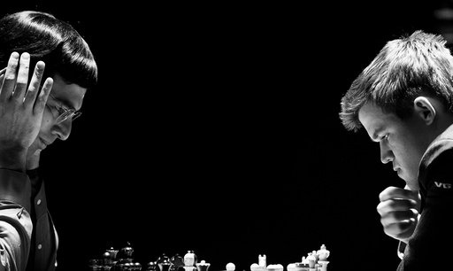 Magnus Carlsen (t.h.) og Viswanathan Anand spiller det andre partiet i sjakk-VM søndag.
