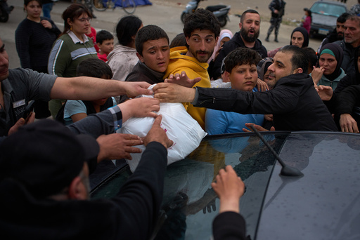 Folk som er drevet på flukt fra Israels invasjon og luftangrep i Sør-Libanon, får utdelt mat ved siden av teltene der de har søkt ly i hovedstaden Beirut onsdag.
