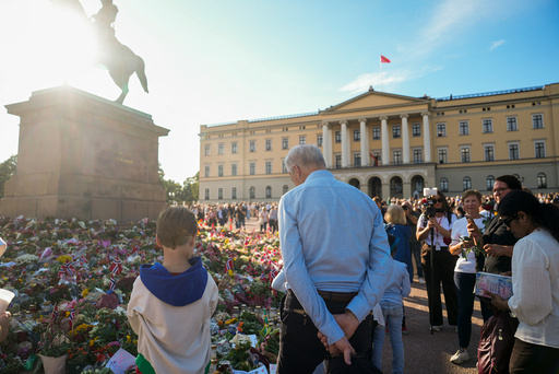 Statsminister Jonas Gahr Støre var mandag ute på Slottsplassen for å hilse på folket og se på blomsterhavet og hilsener som sørgende har lagt ned fire dager etter kong Harald Vs død.