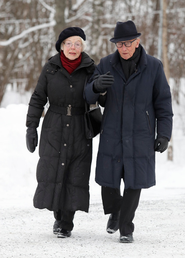 Tidligere statsminister Kåre Willoch og hans kone Anne-Marie ankommer tidligere statsminister Odvar Nordlis bisettelse i Tangen kirke i Hedmark fredag.
