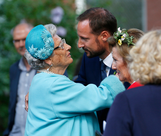 Kronprins Haakon og prinsesse Astrid i hageselskapet i Stiftsgården i Trondheim i forbindelse kongeparet 25 år som kongepar torsdag.