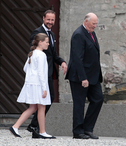 Kong Harald, prinsesse Ingrid Alexandra og kronprins Haakon etter fotografering av regliene i Erkebispegården i Trondheim forbindelse med markeringen av Kongeparets 25-Årsjubileum.