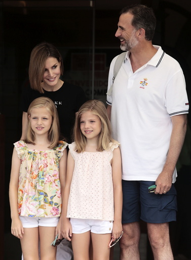 Spain's King Felipe and Queen Letizia pose with their daughters Princesses Sofia and Leonor in Palma de Mallorca