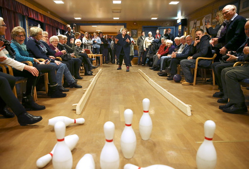 Statsminister Erna Solberg spiller bowling pÂ Frivillighetssentralen i DombÂs.