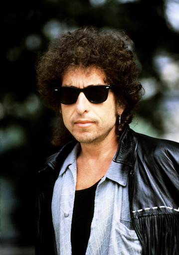 Bob Dylan to give royalties to crisis charity