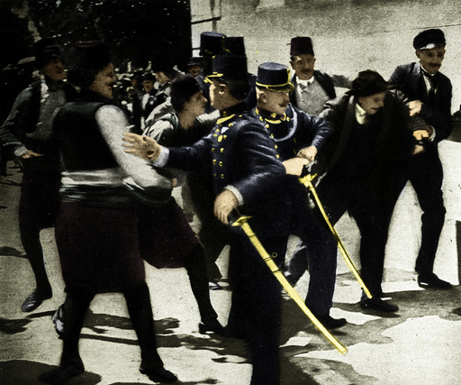 Sarajevo 1914, Verhaftung eines Mannes / Foto - Sarajevo 1914 / Arrest of Franz Ferdinand's assassin. -