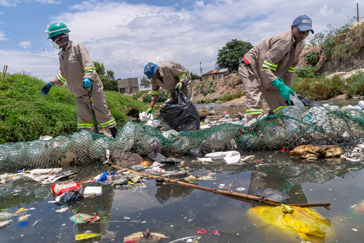 Dersom produksjonen, forbruket og forsøplingen av plast fortsetter å øke, vil det innen 2050 være mer plast i havet enn det er fisk. Bildet viser frivillige som rydder Juksei-elva i Johannesburg i Sør-Afrika.