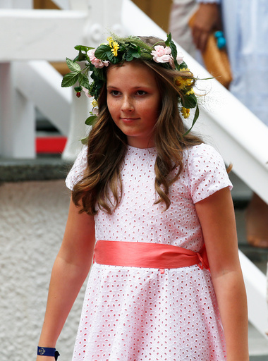 Prinsesse Ingrid Alexandra i hageselskapet i Stiftsgården i Trondheim i forbindelse kongeparet 25 år som kongepar torsdag.