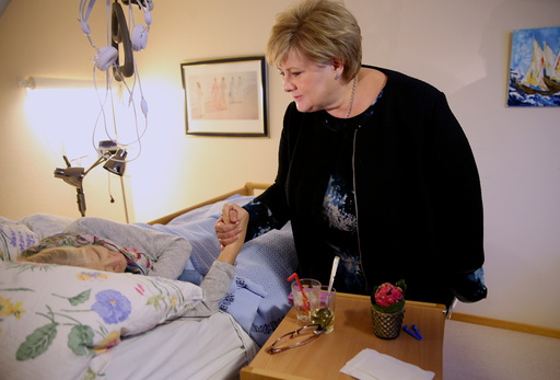 Statsminister Erna Solberg besøker Løkentunet sykehjem i Askim.