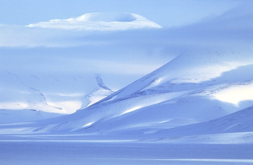 Snødekte fjell på Svalbard