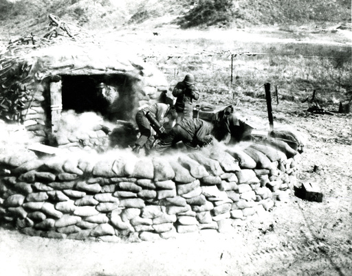 Korea-Krieg 1953 / US-Soldaten feuern mit Granatwerfer - Korean War, Chorwon, US soldiers / photo -