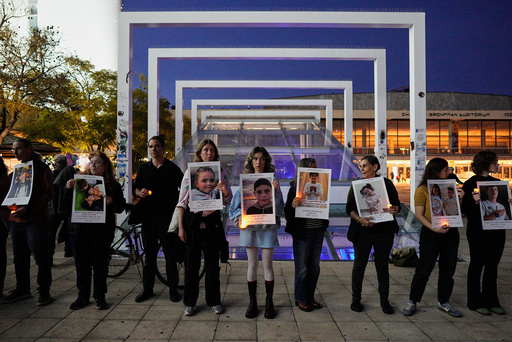 Fredsaktivister holdt en stille protest i Tel Aviv lørdag. De holdt opp bilder av barn drept i krig i Israel, Palestina, Iran og Libanon og krever en slutt på krigen.