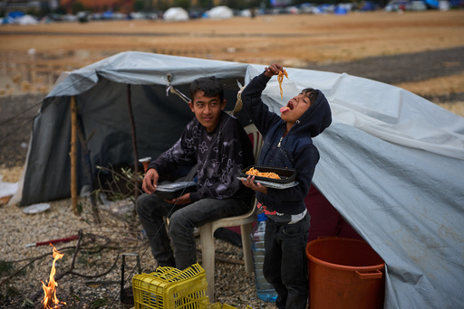 Hundretusenvis av barn er drevet på flukt fra sine hjem som følge av israelske angrep mot Sør-Libanon. Disse guttene spiser mat de har fått donert utenfor teltet der de bor sammen med familien i Beirut onsdag.
