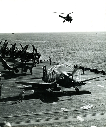 Koreakrieg/US-Kampfflugzeug startet von Flugzeugträger /Foto - Korean War, US fighter aircraft take off -