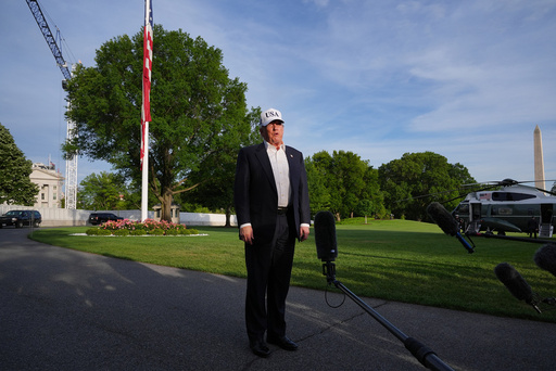 President Donald Trump snakker med journalister på plenen utenfor Det hvite hus i Washington fredag etter hjemkomsten fra Beijing.