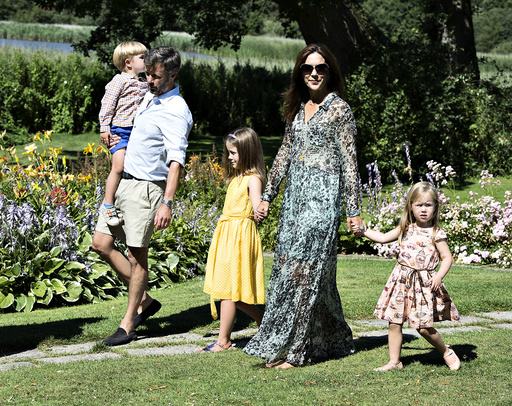The royal family gathered at Graasten Castle is running for family photography, royal family, Crown Princess Mary, Prince Felix