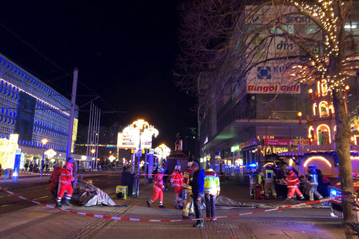 Nødetater ved julemarkedet i Magdeburg etter hendelsen fredag kveld.