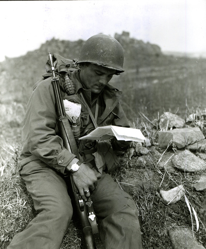 Korea-Krieg, US-Soldat liest Brief aus der Heimat/Foto 1951 - Korean War, US soldier reading letter -