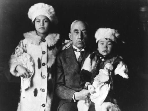 Roald Amundsen mit Eskimokindern - Roald Amundsen with Eskimo children - Roald Amundsen avec deux petits eskimos