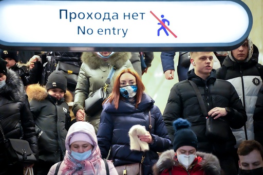 Russland hadde en historisk stor nedgang i folketall i fjor. Bildet viser folk på vei ned på en metrostasjon i St. Petersburg. Foto: Dmitrij Lovetskij / AP / NTB