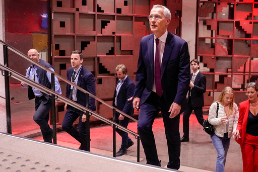 Jens Stoltenberg ankommer Arbeiderpartiets valgvake.