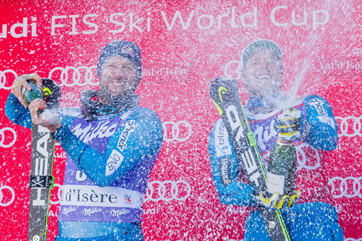Kjetil Jansrud og Aksel Lund Svindal spayer med champagne etter at det ble dobbelt norsk i Super-G i Val D´isere fredag.