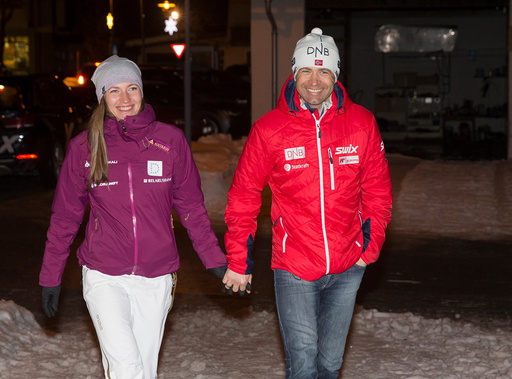 VM i skiskyting 2017. Bjørndalen og kona feirer medaljene