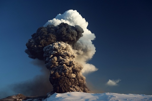 Vulkan. Vulkanutbrudd på Eyjafjallajökull. Island.