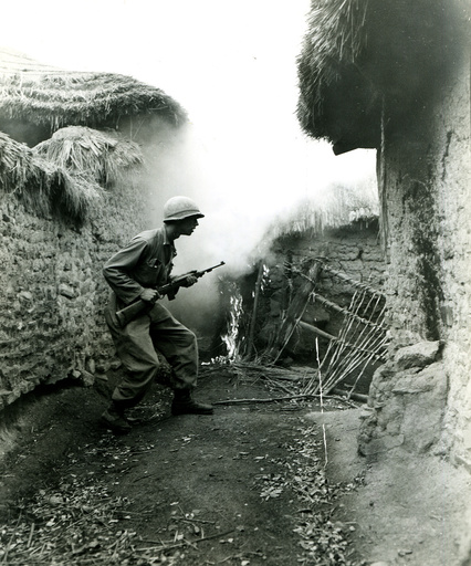 Korea-Krieg / US-Soldat auf der Suche nach Heckenschützen - Korean War, US soldier, Korean village -