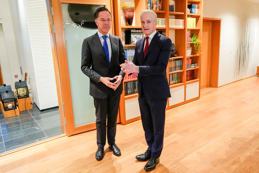 Natos generalsekretær Mark Rutte (t.v.), her sammen med statsminister Jonas Gahr Støre (Ap) under et besøk i Oslo forrige uke, tror Hormuzstredet vil bli åpnet for skipstrafikk igjen.