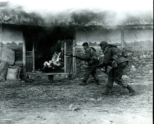 Korea-Krieg / US-Soldat im Häuserkampf / Foto 1951 - Korean War, US soldiers, urban fighting -