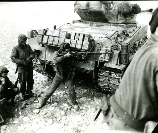 Korea-Krieg / US-Soldat geht in Deckung hinter Panzer/ Foto - Korean War, US soldier takes cover -