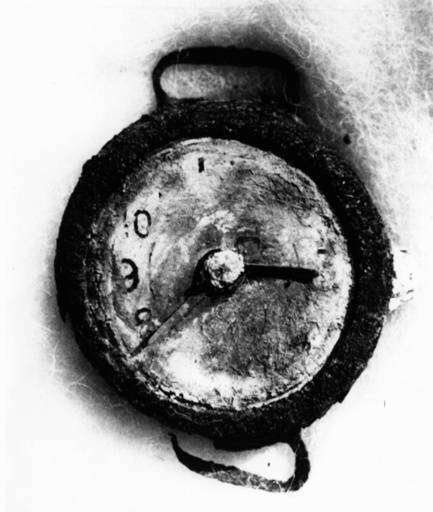 Atombombe/Hiroshima 1945/Armbanduhr,Foto - Atomic bomb/Hiroshima 1945/watch, photo - Bombe d'Hiroshima 1945 / Montre, Photo