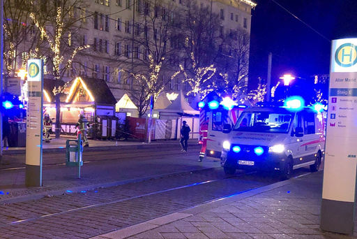 Nødetater ved julemarkedet i Magdeburg etter hendelsen fredag kveld.