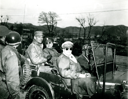 Oberbefehlshaber MacArthur u. Generäle im Koreakrieg 1951 - -