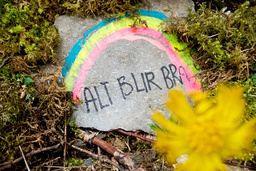Regnbuer med budskapet «alt blir bra». på en stein på en tursti Stjørdal. Foto: Gorm Kallestad / NTB
