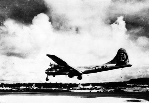 Hiroshima/ B-29 Bomber 'Enola Gay', Foto - Hiroshima/ B-29 Bomber 'Enola Gay'/Photo - Deuxième Guerre mondiale / Guerre du Pacifique, 1941-45 : ex