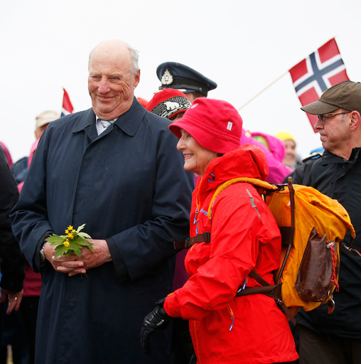 Dronning Sonja og kong Harald på Keiservarden i Bodø søndag kveld.