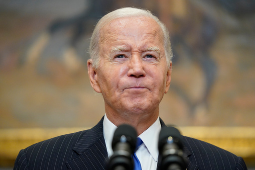 USAs president Joe Biden møtte pressen for å snakke om blant annet arbeidsmarkedstallene i Det hvite hus fredag. Senere samme dag sendte han en skriftlig uttalelse om årets mottaker av Nobels fredspris. Foto: Evan Vucci / AP / NTB