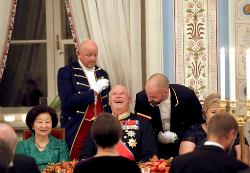 En lattermild Kong Harald med Singapores president kone fru Mary Tan under gallamiddagen på Slottet til ære for Presidentparets besøk.