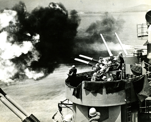 Korea-Krieg / US Schlachtschiff 'Toledo' feuert /Foto 1951 - Korean War, US battleship Toledo -