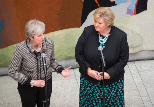 Statsministrene Erna Solberg og Theresa May i vandrehallen på Stortinget før åpningen av Nordisk råds 70. sesjon i oktober 2018.