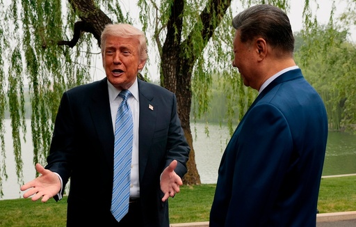 Mens Donald Trump (til venstre) og Xi Jinping tok fatt på siste dag av Trumps besøk i Beijing, oppfordrer Kinas utenriksdepartement til en varig løsning på krigen i Iran så raskt som mulig.