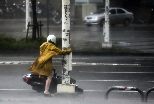 Super Typhoon Meranti brings high winds and heavy rains to Taiwan