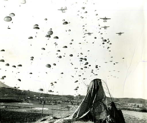 Korea-Krieg / amerikan. Luftlandetruppen / Foto 1951 - Korean War, American paratroops landing -