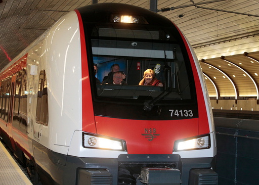 Med statsminister Erna Solberg (H) i front ble nye Holmestrand togstasjon offisielt åpnet lørdag.