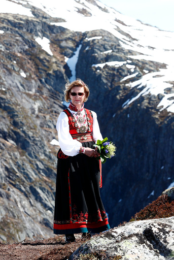 Dronnning Sonja åpner gondolbane i Loen