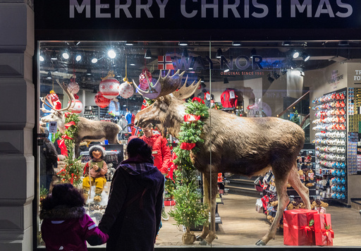 Illustrasjonsbilder: Overfylte butikkvinduer med nisser og elger som er pyntet til jul i Oslo.