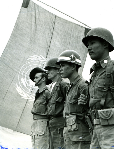Koreakrieg, Soladten der UN-Truppen, Uno-Flagge / Foto 1950 - Korean War, United Nations soldiers -